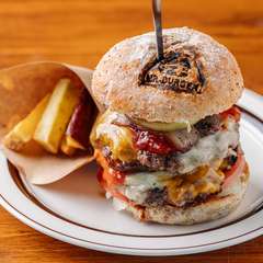 自家製燻製ベーコンとパティが2枚使われ食べ応え抜群な『ミスターBIG』