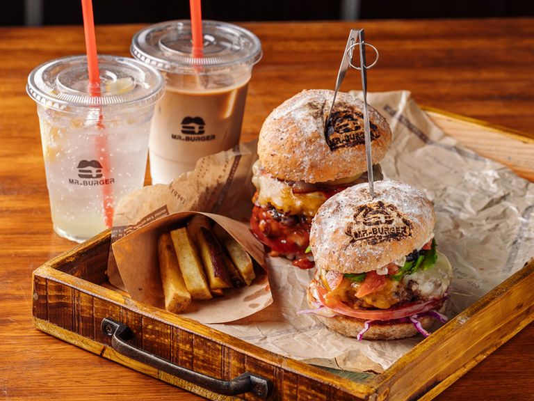 大山の緑を眺めながらこだわり抜かれたハンバーガーをいただく
