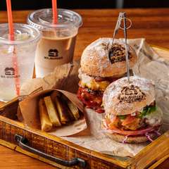 大山の緑を眺めながらこだわり抜かれたハンバーガーをいただく