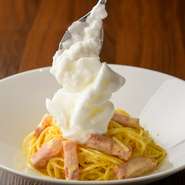 ふわふわメレンゲを乗せて見た目も可愛く、またパスタと混ぜると軽い食感で今までの常識を覆す新感覚のカルボナーラです！