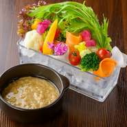 彩り豊かに、季節感をもって華やかに盛付けました。自家製バーニャソースと共にお楽しみください。