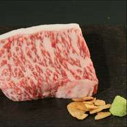 ふたごは量半分、値段半分で提供しています。一般的な一人前の量に対し、量を半分にしてお客様に倍の種類を食べてもらおう。という想いの表れなのです。