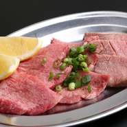 厚切りタン、塩タン、中落タンの三種類を食べ比べ出来る一皿

