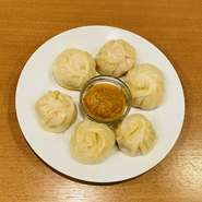 本場ネパールで食べられている味を再現しております！
生地から手作りしており、蒸し、揚げ、スープ、チリソースの4種類ご用意しております。