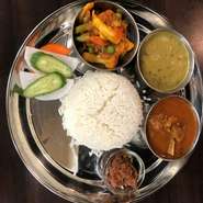ネパールの味がランチに楽しめる当店イチオセットです！
ライスと共に4種類のカレーとその日のイチオシメニューが堪能できます。