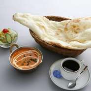カレー
ナン
サラダ
ドリンク