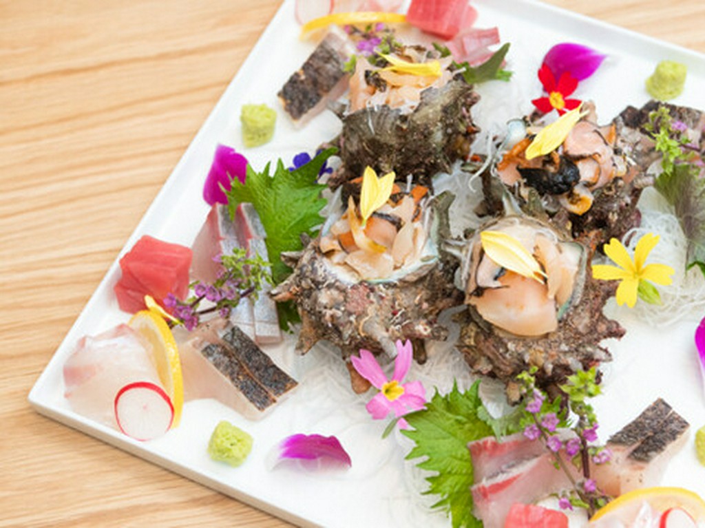 料理人おすすめ、自慢の逸品。その日の鮮魚を使用した『刺身盛り合わせ』
