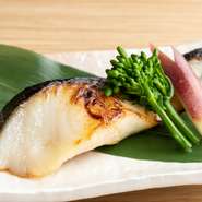 肉厚でふっくらと美味しい、脂の乗った銀鱈。独自ブレンドの西京味噌との組み合わせは、相性抜群です。西京味噌の風味と、銀鱈の旨味に思わず笑みがこぼれます。