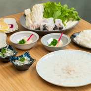 【ふぐとお酒　プクプク】では、一年を通してふぐ料理が楽しめます。その日一番良い産地の物が用意され、新鮮な活魚を仕入れ捌きたてが提供されます。『ふぐコース』では、そんな新鮮なふぐを思う存分堪能できます。