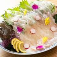 春夏秋冬、その季節ならではの旬の食材を厳選。その素材を活かした料理づくりをしています。また、料理人の出身地である熊本から直送される馬刺しや、3日前までの予約で、新鮮な活きづくりも提供してくれます。