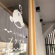 日々訪れるゲストのため、料理人は手間暇を惜しまず日々励んでいます。また若いスタッフが多いので、店内はいつも明るくオープンな雰囲気。今日も元気に“おもてなし”をしています。
