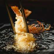 天ぷらが出来上がる様子を間近に楽しめる人気のカウンター席。職人の技を見ながら食事をする贅沢なひと時を過ごせます。店内は落ち着いた雰囲気で、ゆったりくつろげるので一人での食事にも最適です。