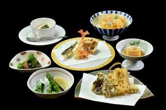 天ぷら８品とかき揚げで自慢の天ぷらを堪能するコースです。