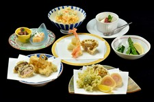 天ぷら９品とかき揚げがついた大満足の天ぷらコースです。
