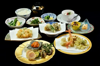 厳選食材の変わり揚げなどの「天ぷら8品とかき揚げ」天ぷらをたっぷりお楽しみ頂けるコースです。
