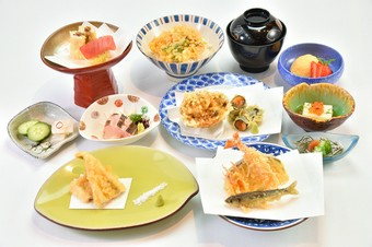 豪華な厳選食材を使用した「天ぷら8品とかき揚げ」
天ぷらをたっぷりお楽しみ頂けるコースです。