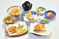 「天ぷら8品とかき揚げ」天ぷらをたっぷりお楽しみ頂けるコースです