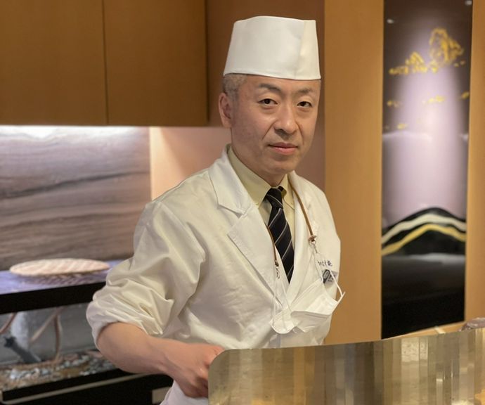 職人の揚げる揚げたての天ぷらをカウンター席で楽しむコースです。天ぷらの追加のご注文も承ります。
