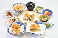「天ぷら10品とかき揚げ」天ぷらをたっぷりお楽しみ頂けます。カウンター席で揚げたて熱々がオススメです。