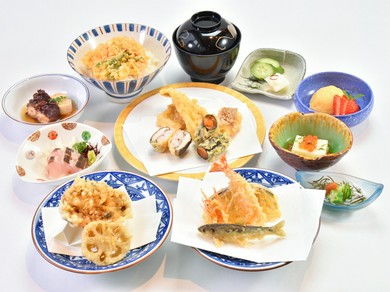 「天ぷら10品とかき揚げ」天ぷらをたっぷりお楽しみ頂けます。カウンター席で揚げたて熱々がオススメです。
