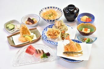 「天ぷら11品とかき揚げ」天ぷらをたっぷりお楽しみ頂けるコース。カウンター席で揚げたて熱々がオススメ。