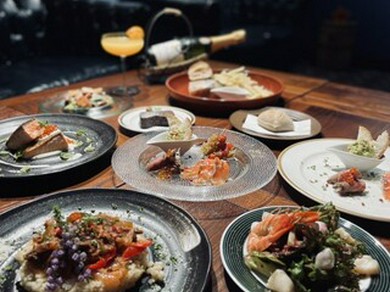 おしゃれな店内と色とりどりの料理が、女性客に好評