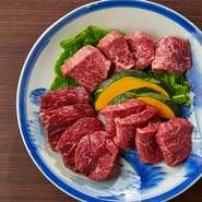 特定の部位を指すわけではない赤身肉は、人それぞれ好みの味が違うもの。このお店では、ロースを部位ごとに細分化し、14種類以上の赤身肉として取り揃えています。赤身肉専門ではなく、カルビなどの霜降り肉も評判。