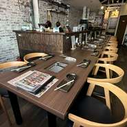 白と茶を基調とした設えの店内は、オシャレな空間。柔らかな明かりが、気負わず過ごせる雰囲気を醸し出しています。個室でゆったり過ごすのもオススメ。おいしい焼肉が思い出に残る時間を彩ります。
