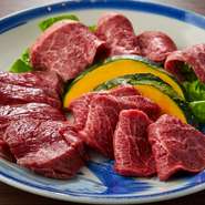 赤身肉3種類（レギュラー2種＋プレミアム1種）を盛り合わせた、一番人気のメニュー。その日のオススメ部位を堪能できます。単品で注文するよりも断然お得！お気に入りの赤身肉を見つけてみて。