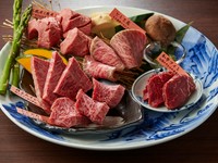 二枚舌・特上みすじ・和牛ハラミ・プレミアム赤身２種。当店自慢の美味しいお肉５種をたっぷりのお野菜と盛り合わせました。初めての方にもおすすめできる大きな一皿です。（写真は1.5人前）