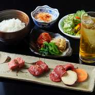お選びいただいたお肉に加えて、
【タン塩】【ライス】【サラダ】【ナムル&キムチ】【小鉢】【アルコール】が付きます！
お肉は６カット。お肉の追加（４カット）は別の種類でもOKなので色々なお肉を楽しめます！