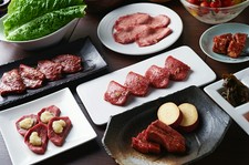 平日限定のお得な飲み放題付きコースが登場☆キムチとナムルはもちろん、お肉も自慢の赤身肉を含む６種類！
