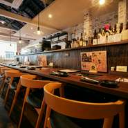 高円寺にある、少し大人な雰囲気の焼肉店。夫婦でゆっくりと休日ディナーを楽しむもよし、仕事帰りのご褒美ディナーにもオススメ。思い思いの自由な時間を過ごせる、くつろぎの一軒です。