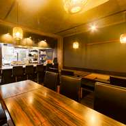 まるで友人宅を訪れたようなくつろぎ空間で料理とお酒を楽しみ、「また明日から頑張っていただきたい」と話すオーナーの金子さん。木のぬくもりを感じる店内には、ゆったりとした時間が流れます。