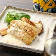小麦粉で旨みを閉じ込めた鮮魚を香ばしく焼き上げるムニエルは、スズキをはじめとした白身魚が日替わりで登場します。四季折々の“旬”を味わえるのもこの店ならではのお楽しみ。訪れるたびオーダーしたい逸品です。