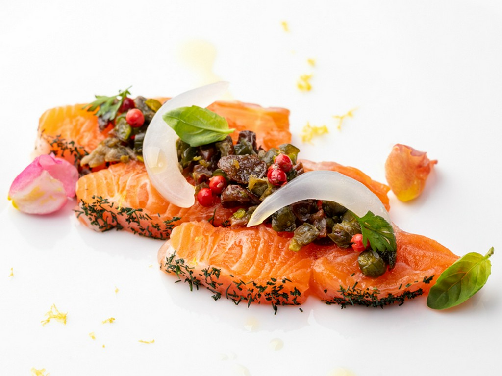 広島レモンや瀬戸内の豊かな魚介など、ここならではの食材を採用