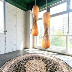 緑豊かな公園を見下ろす店内は、高揚感を演出するおしゃれ空間