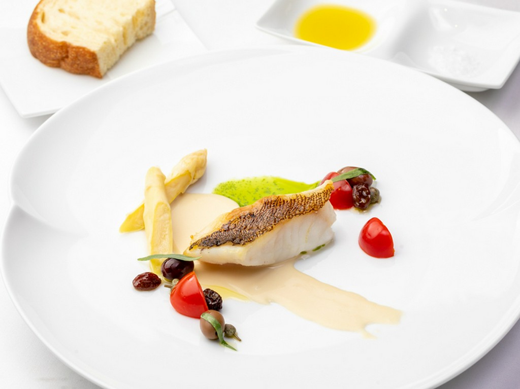 瀬戸内の魅力凝縮『アコウのソテー　アンチョビのクリームソースとオリーブペッパーのラグー添え』