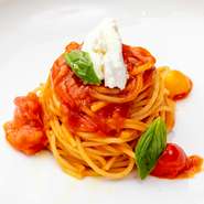 瀬戸内産を中心とした3種のトマトをベースにしたパスタソースは同店のスペシャリテとも言える仕上がり。低温長時間乾燥で小麦の風味を十分に引き出した、マンチーニ社のスパゲッティによく絡みます。