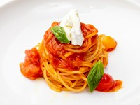 フレッシュさが魅力のスペシャリテ『3種のトマトソーススパゲッティ　リコッタ添え』