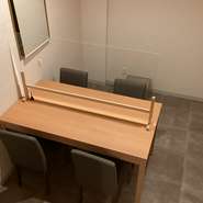 ゆったりとくつろいで安心してお食事頂ける個室です。4人掛けのテーブル席です。