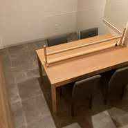 ゆったりとくつろいで安心してお食事頂ける個室です。4人掛けのテーブル席です。