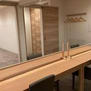 ゆったりとくつろいで安心してお食事頂ける個室です。2部屋をつなげて10名様までご利用いただけます。