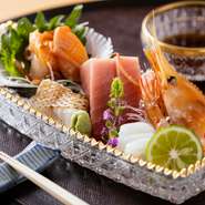 クオリティにこだわった鮪は東京・豊洲市場から直送されたもの。ほかにも地元市場で目利きした東北、北海道エリアの新鮮な海鮮素材を仕入れています。旬のおいしさを抜群の鮮度で楽しめます。