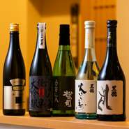 全国各地のルートから仕入れた銘酒がずらりラインナップ。コース料理の一品ごとに合う日本酒を提案する、お酒と料理のペアリングコースも用意されています。互いの旨みを引き出し際立たせるおいしい組み合わせです。