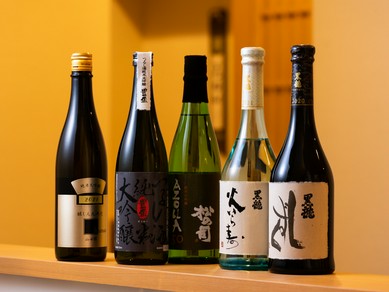 全国各地から集めた日本酒と料理のペアリングコースもあり