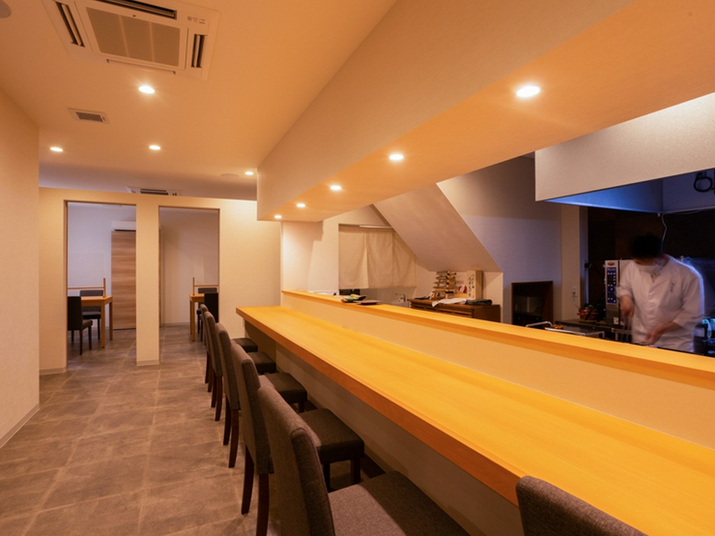 磨き抜いた匠の技を間近に見られるオープンキッチンスタイル