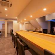 カウンター越しに職人の丁寧な仕事を眺めながら、料理やお酒を存分に楽しめるオープンキッチンスタイル。時には対面ならではの温かいコミュニケーションが生まれ、食事に良いアクセントを加えてくれます。