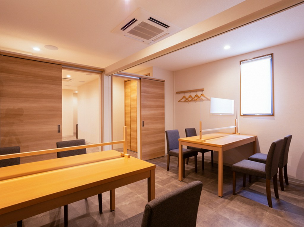 明るくクリーンな店内には、グループで使いやすいテーブル席も