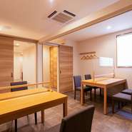 明るくクリーンな印象にくつろげる店内には、グループやファミリーで使いやすい4人がけのテーブル席も。パーティションで区切れば個室感覚で利用でき、連結すれば最大8人のグループまで利用可能です。